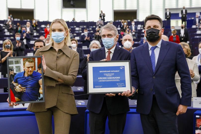 Daria Navalnaya (solda), Avrupa Birliği'nin en büyük insan hakları ödülü olan Sakharov Düşünce Özgürlüğü Ödülü'nü babası adına aldıç 15 Aralık 2021