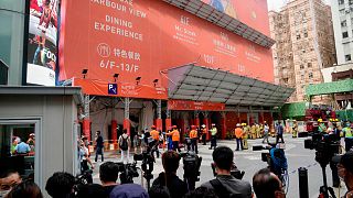 Los bomberos rescataron el miércoles a más de 1.200 personas atrapadas en el WTC de Hong Kong