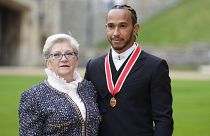 Lewis Hamilton und seine Mutter Carmen Lockhart nach dem Ritterschlag auf Schloss Windsor