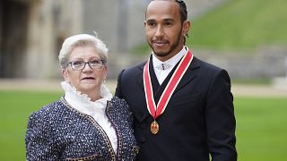 Lewis Hamilton und seine Mutter Carmen Lockhart nach dem Ritterschlag auf Schloss Windsor