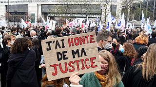 Les professionnels de la justice français se rassemblés à proximité du ministère de l'Economie et des Finances à Paris, le 15 décembre