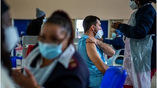 حملة لتطعيم الناس ضد كوفيد 19 في مستشفى بجنوب أفريقيا