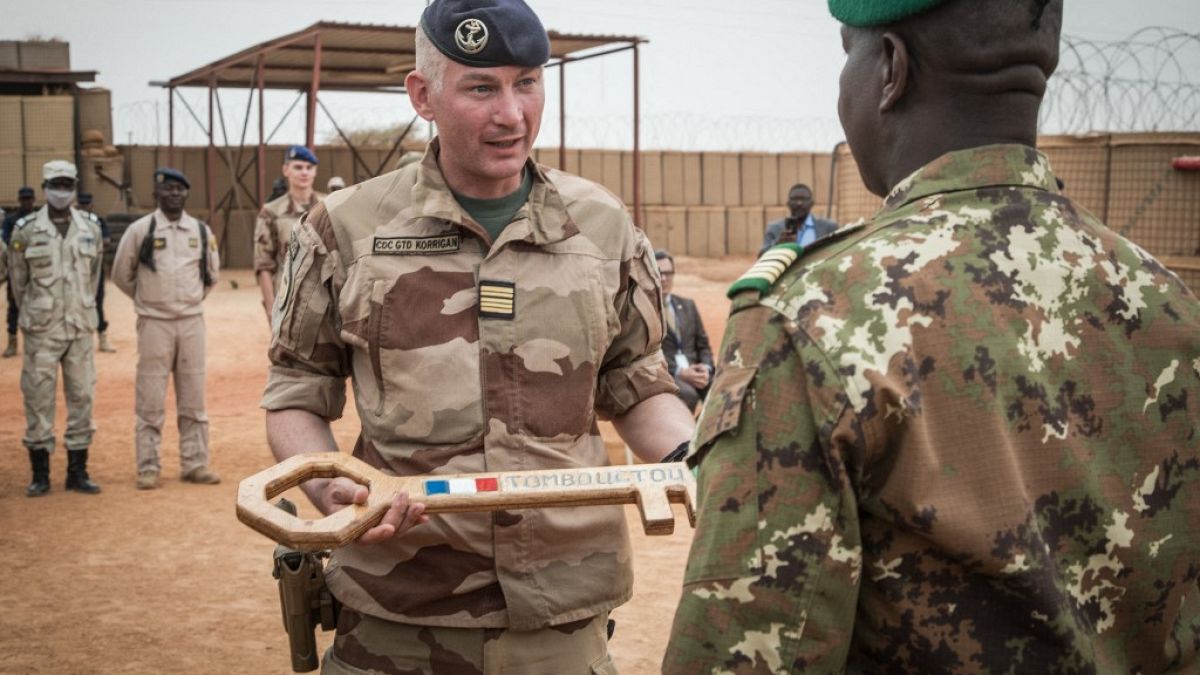 Le colonel français Faivre remet symboliquement la clé de l'opération Barkhane au colonel malien pendant une cérémonie de départ de l'armée française de la base de Tombouctou 
