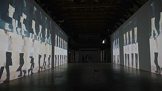 Un particolare della mostra di Bruce Nauman a Venezia. 