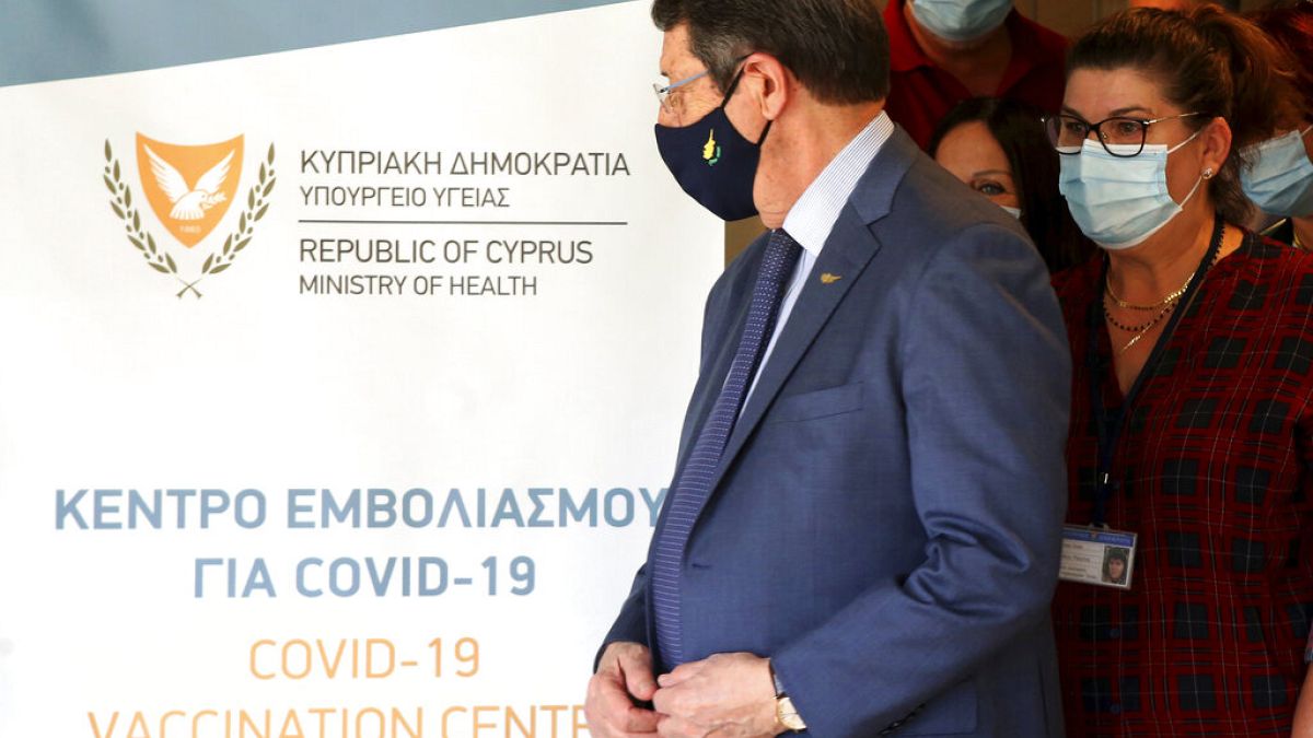 Ο πρόεδρος της Κυπριακής Δημοκρατίας Νίκος Αναστασιάδης προσέρχεται σε εμβολιαστικό κέντρο