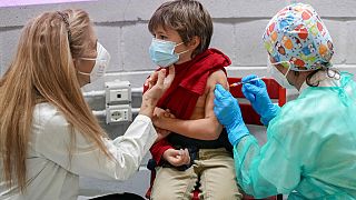 Un bambino riceve una dose del vaccino Pfizer-BioNTech a Roma