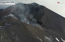 شاهد: بعد مرور أكثر من شهرين على بدء ثوران بركان لابالما.. الرماد المنبعث يغطي المنازل