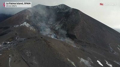 El volcán de Cumbre Vieja no arroja lava pero sigue expeliendo gases.