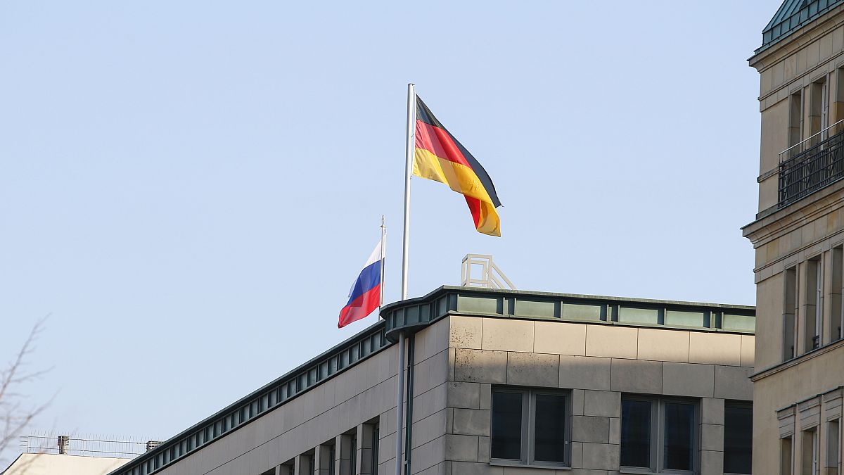 Almanya, iki Rus diplomatı 'istenmeyen kişi' ilan etti