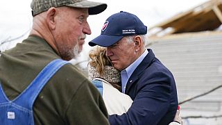 Le président Joe Biden embrassant une personne dont la maison a été détruite par les tornades, Dawson Springs, Kentucky, États-Unis, 15/12/2021