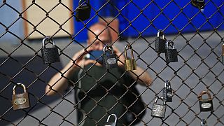  صحفي يلتقط  صوراً لأقفال تركت على سور سجن متريس ، خلال مظاهرة لأشخاص يطالبون بالإفراج عن الممثل المحلي لمنظمة مراسلون بلا حدود -2017