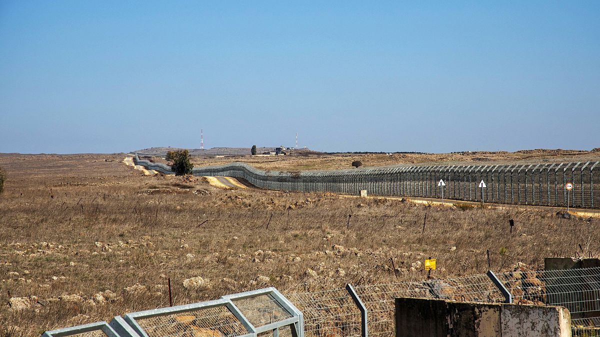 منظر عام لسياج أمني قرب الحدود بين سوريا وإسرائيل في صورة من أرشيف رويترز.