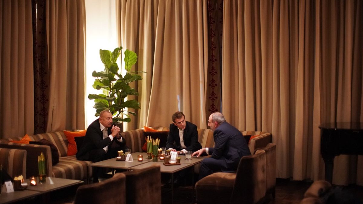 الرئيس الفرنسي يتوسط رئيس أذربيجان ورئيس وزراء أرمينيا