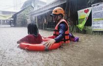 الإعصار العنيف "راي" يصل الفلبين.