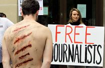 من وقفة احتجاجية أمام السفارة الإيرانية في باريس لإطلاق سراح صحافيين محتجزين 