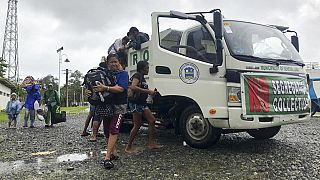 Πολίτες φτάνουν σε καταφύγιο στη νήσο Σιαργκάο