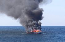 قایق آتش‌گرفته قاچاقیان مواد مخدر در آب‌های دریای عمان