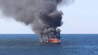 قایق آتش‌گرفته قاچاقیان مواد مخدر در آب‌های دریای عمان