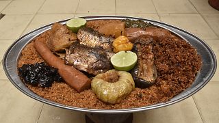 طبق "تشيبو جين" الشهير جداً في السنغال.
