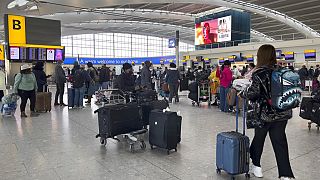 Schlange stehen am Londonder Flughafen Heathrow: Wer über Weihnachten nach Frankreich wollte, steht jetzt womöglich vor einem Problem.