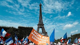 تظاهرات ضد واکسنها در مقابل برج ایفل فرانسه پلاکاردهای اعتراضی با مضمون «نه به داشتن گواهینامه سلامت» عکس مربوط به ماه سپتامبر