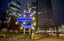 Foto de archivo de la estatua del Euro, moneda utilizada por 19 países en los que la inflación ha batido un récord
