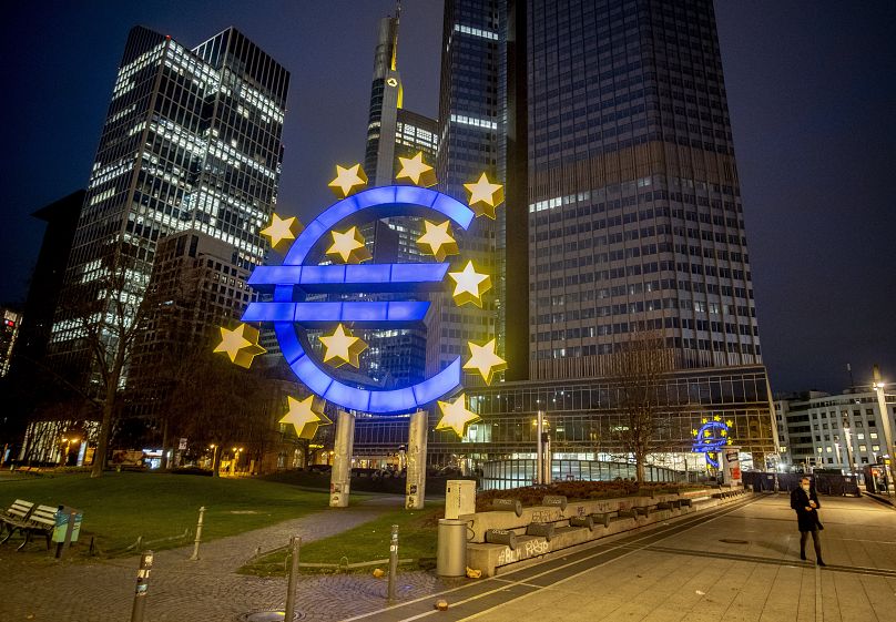 مجسم للعملة الأوروبية اليورو في فرانكفورت، ألمانيا