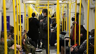 Menschen in der U-Bahn in London, 30.11.2021