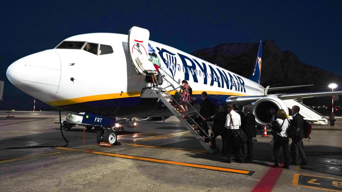 Des passagers embarquent dans un avion de la compagnie Ryanair à Palerme, en Italie, le 15 septembre 2018