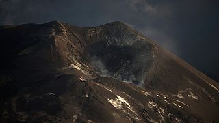 Cumbre Vieja, il vulcano si è calmato. Le autorità invitano alla cautela mentre arrivano nuovi aiuti