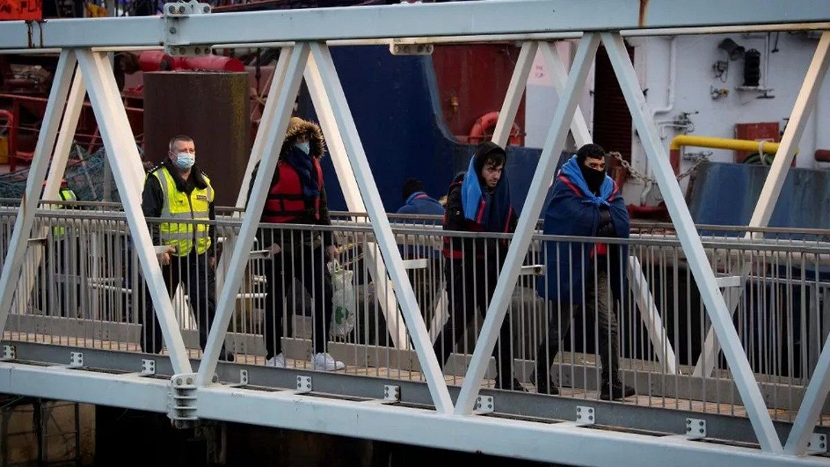 مهاجرانی که با عبور از کانال مانش خود را به بریتانیا رسانده‌اند