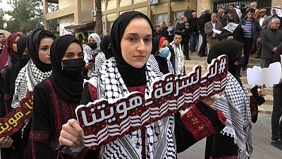 Demonstrantin in traditionellem palästinensischen Kleid in Gaza-Stadt