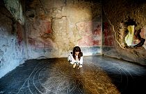 Restaurátor munka közben - Pompeii egyik festett belső terében