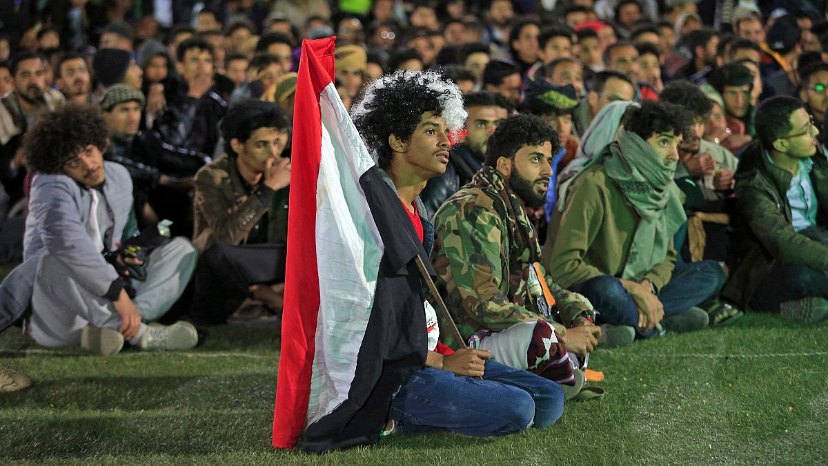 جمهور يمني في ملعب لمشاهدة مباراة كرة قدم بطولة غرب آسيا للناشئين بين اليمن والسعودية، في العاصمة اليمنية صنعاء التي يسيطر عليها الحوثيون، في 13 ديسمبر 2021.