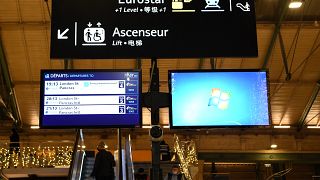 لوحة تابعة لشبكة يوروستار عن قطار متوجه من باريس إلى لندن