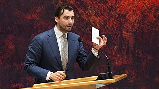 Thierry Baudet, leader del partito populista di destra Forum for Democracy, si rivolge al parlamento all'Aia, Paesi Bassi, venerdì 2 aprile 2021
