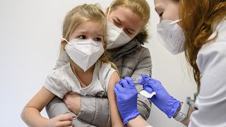 La campagne de vaccination des enfants de 5 à 11 ans a débuté en Italie, Espagne, Finlande, Allemagne, Autriche et France