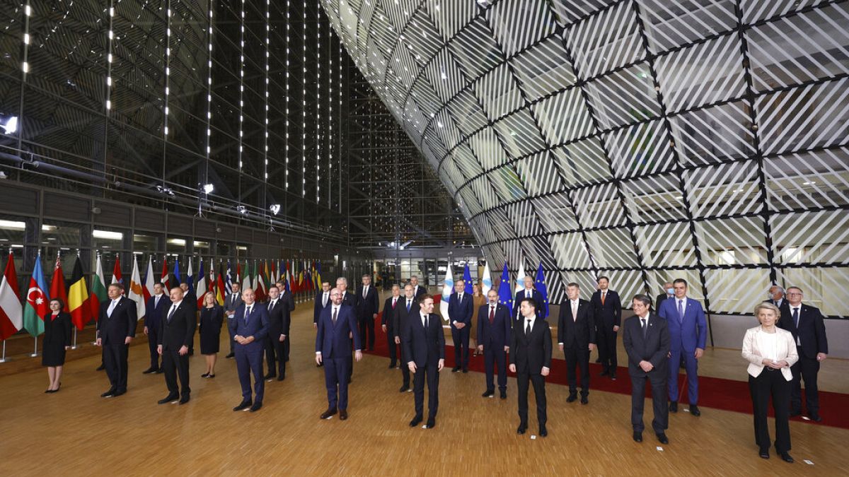 Οικογενειακή φωτογραφία των ηγετών που συμμετέχουν στη σύνοδο κορυφής για την ανατολική εταιρική σχέση