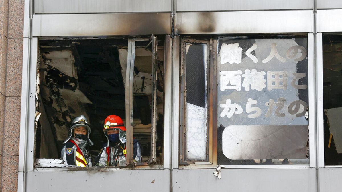 Πυροσβέστες επί τω έργω σε φλεγόμενο κτίριο στην Οσάκα