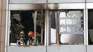 Pompier japonais à la fenêtre de l'étage de l'immeuble incendié, Osaka, Japon, 17 décembre 2021