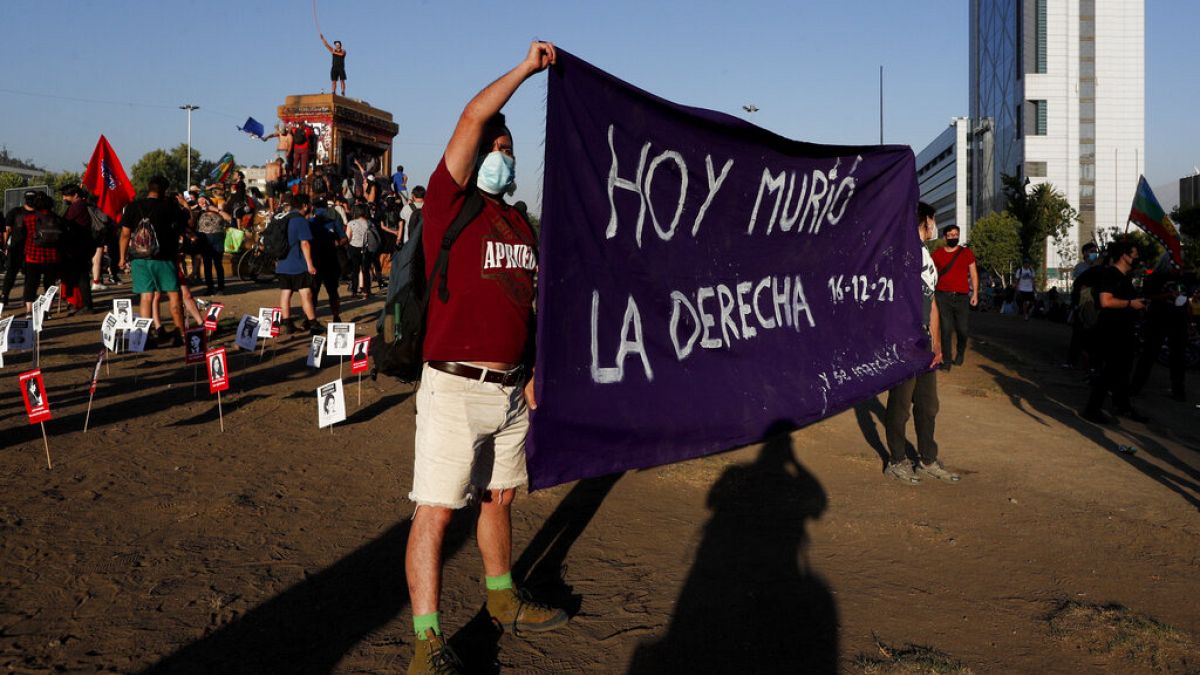 Διαδηλώτές πανηγυρίζουν μετά το θάνατο της χήρας του πρώην δικτάτορα Πινοτσέτ στην Χιλή