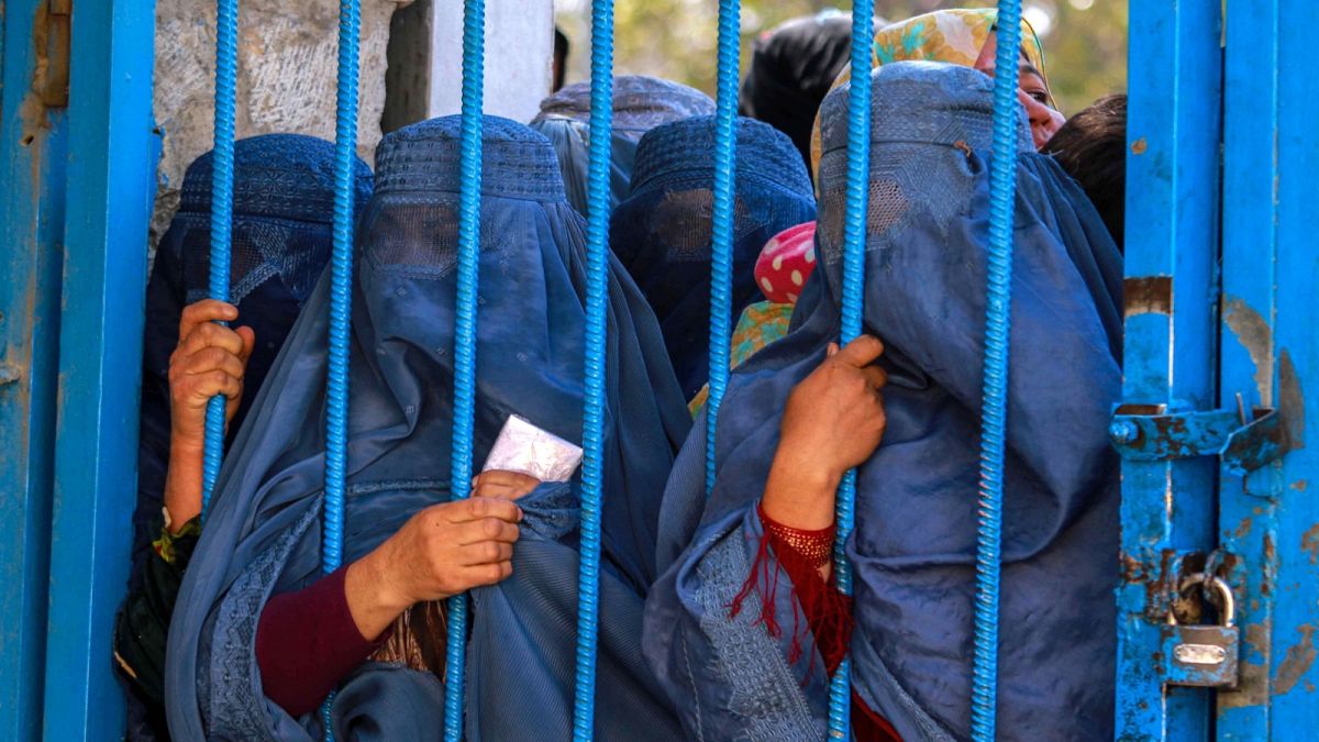Októberi felvétel: afgán nők várakoznak élelmiszercsomagra egy német segélyszervezet kabuli elosztóhelyén