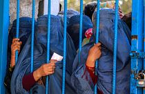 Októberi felvétel: afgán nők várakoznak élelmiszercsomagra egy német segélyszervezet kabuli elosztóhelyén