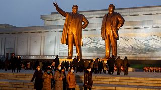 يزور الكوريون التمثالين البرونزيين في بيونغ يانغ في ذكرى رحيل القائدين كيم جونغ إيل ووالده مؤسس الدولة كيم إيل سونغ