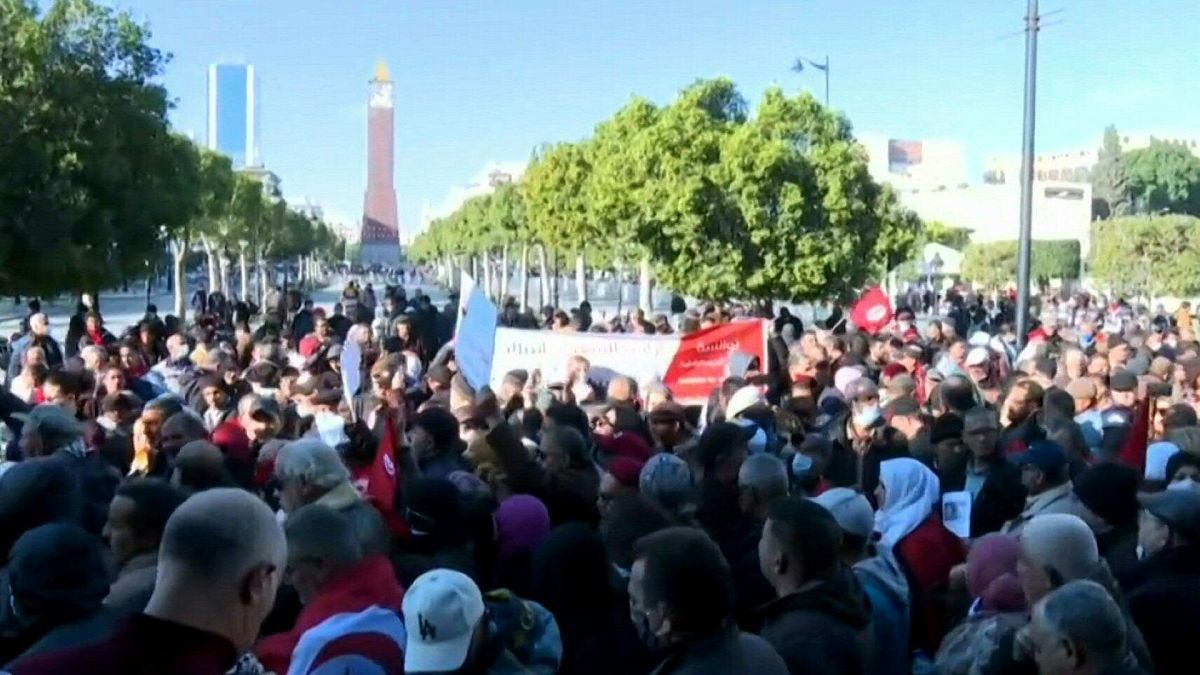 مظاهرات في تونس تطالب بإسقاط الرئيس