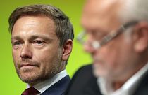 Wolfgang Kubicki FDP-elnökhelyettes (jobbo.) és Christian Lindner pártelnök: másképp látják