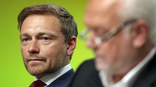 Wolfgang Kubicki FDP-elnökhelyettes (jobbo.) és Christian Lindner pártelnök: másképp látják