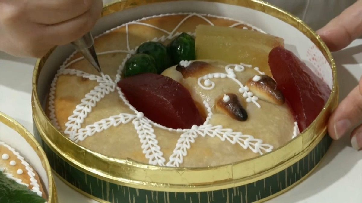 Panaderas decoran "anguilas" de mazapán, 10/12/2021, Toledo, España