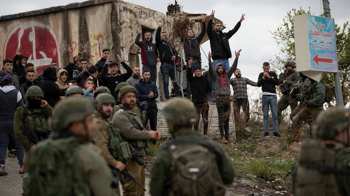 الجيش الإسرائيلي يفصل بين فلسطينيين ومستوطنين يهود في قرية برقة (نابلس) 
