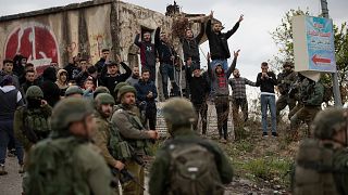 الجيش الإسرائيلي يفصل بين فلسطينيين ومستوطنين يهود في قرية برقة (نابلس)